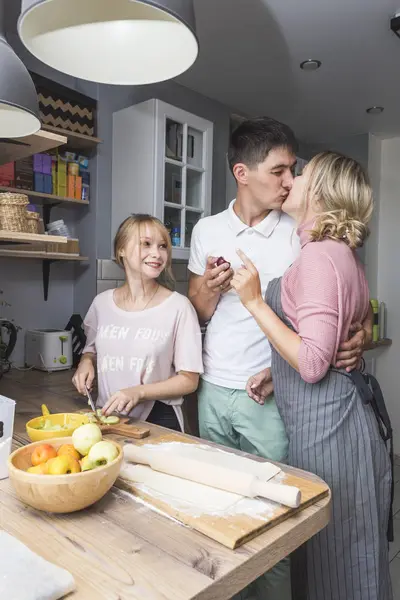 Família feliz está preparando uma torta na cozinha em casa. conceito de família feliz e aconchego em casa — Fotografia de Stock