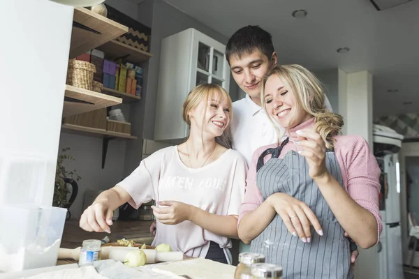 Família feliz está preparando uma torta na cozinha em casa. conceito de família feliz e aconchego em casa — Fotografia de Stock
