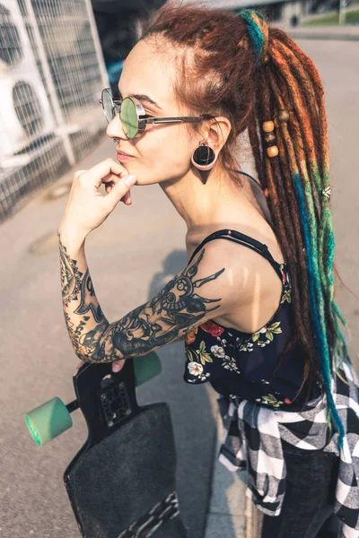 문신과 도시 산업 배경에 험 상을 젊은 여자 — 스톡 사진