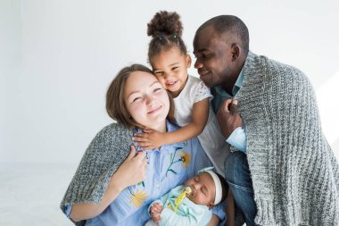 Sevgi dolu baba ailesiyle birlikte bir ekose kapsar. Mutlu çok ırklı bir aile. Aile değerleri