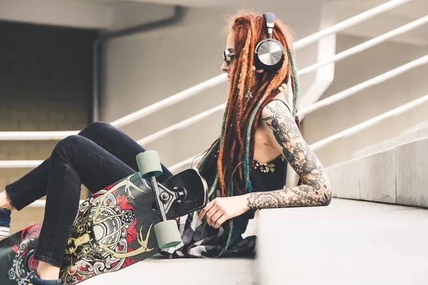 우파, 러시아-문신과 험 상을 단계에 있고 있는 동안 음악을 듣고 젊은 여자의 2018 년 9 월 12 일 편집 사진 — 스톡 사진