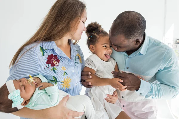 Retrato familiar sobre fondo blanco. Feliz familia multiétnica. Valores familiares — Foto de Stock