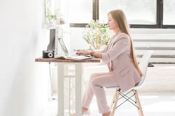 Young business woman working at home. Creative Scandinavian style workspace — Stock Photo, Image