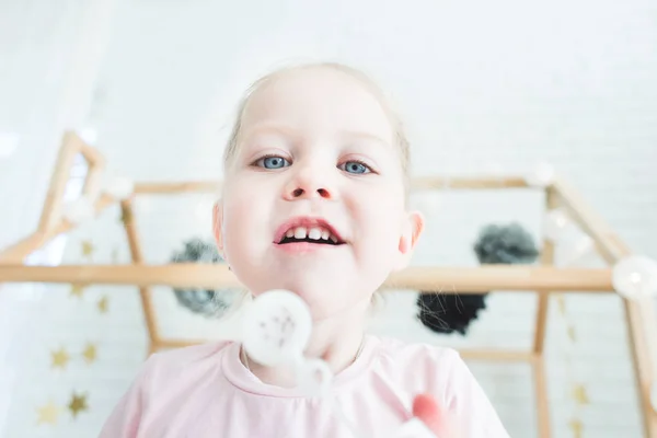 Linda niña juega con burbujas de jabón . — Foto de Stock