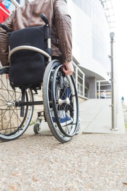 Adam tekerlekli sandalye kullanmak bir tekerlekli sandalye rampası.