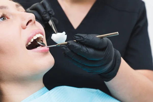 치과 클리닉입니다. 리셉션, 환자의 검사입니다. 치아 관리입니다. 환자와 stomatologist의 작품 — 스톡 사진