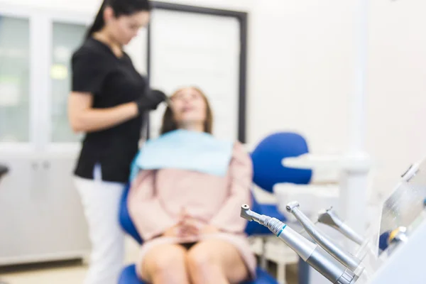 Clínica dental. Recepción, examen del paciente. Cuidado de los dientes. Equipos dentales modernos . — Foto de Stock