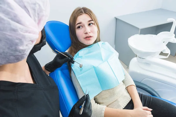 Clinica dentistica. Accoglienza, esame del paziente. Cura dei denti. Dentista e paziente . — Foto Stock