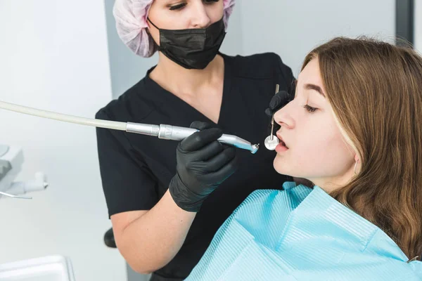 치과 병원이요. 수신, 환자에 대한 검사. 치아 관리. 한 소녀 환자를 치료하는 치과 의사 — 스톡 사진
