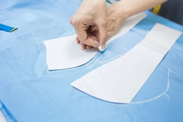 Workshop naaien. Naaister op het werk. Markering en snijden stof. — Stockfoto