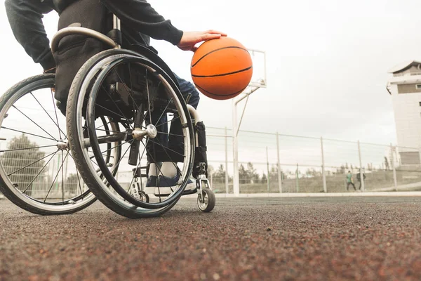 Молодой человек в инвалидной коляске играет в баскетбол . — стоковое фото