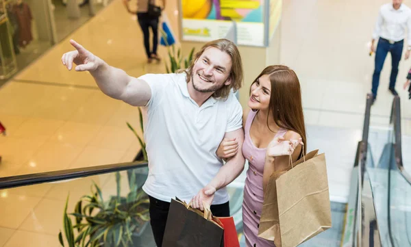 Alışveriş çantaları taşırken ve birlikte zevk güzel genç Avrupa sevgi dolu çift.