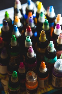 dövmeler için renkli mürekkep ile birçok profesyonel şişe. dövme salonu