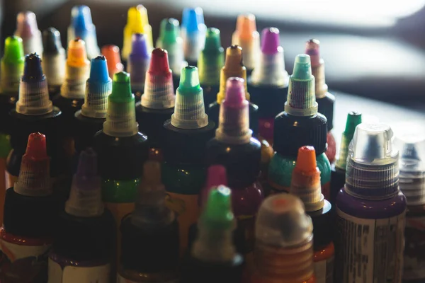 Sok szakmai üveg, színes tintával a tetoválás. tetováló szalon — Stock Fotó