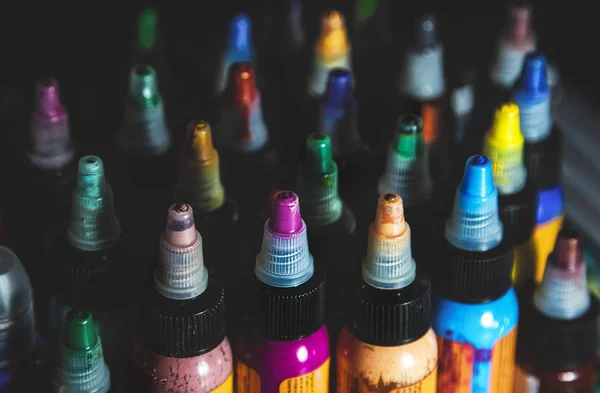 De nombreuses bouteilles professionnelles avec de l'encre colorée pour tatouages. salon de tatouage — Photo