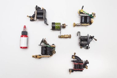 dövme makine ve boyası beyaz izole arka plan arka plan