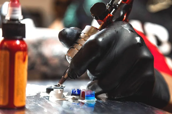 문신 예술가 남자의 시체에 그림을 만듭니다. 문신 기계 및 손 클로즈업 — 스톡 사진