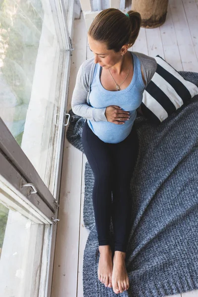 Schwangerschaft, Gynäkologie, Medizin, Gesundheitswesen und Personenkonzept - Schwangere hält Bauch — Stockfoto