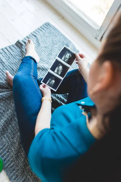 Schwangerschaft, Gynäkologie, Medizin, Gesundheitswesen und Personenkonzept - Schwangere mit Ultraschallbild — Stockfoto