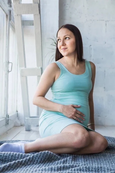 Schwangerschaft, Gynäkologie, Medizin, Gesundheitswesen und Personenkonzept - Schwangere hält Bauch — Stockfoto