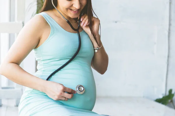 Schwangerschaft, Gynäkologie, Medizin, Gesundheitswesen und Menschen-Konzept - Stethoskop hört Schwangeren Baby-Herzschlag im Krankenhaus — Stockfoto