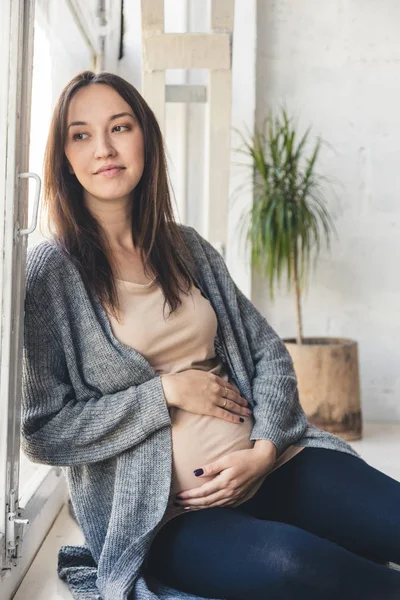 Schwangerschaft, Gynäkologie, Medizin, Gesundheitswesen und Menschen-Konzept - Stethoskop hört Schwangeren Baby-Herzschlag im Krankenhaus — Stockfoto