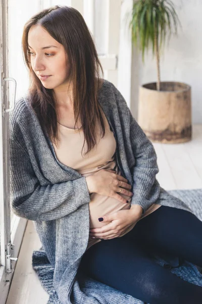 Schwangerschaft, Gynäkologie, Medizin, Gesundheitswesen und Personenkonzept - Schwangere hält Bauch — Stockfoto