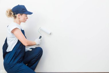 güzel kadın profesyonel olarak odanın duvarları boya. insanlar üniformalı, Tulum ve bir kap bir rulo ve fırça, daire tadilat, dekorasyon, beceremedim. izole