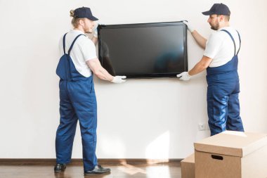 Teslimat manremove Tv duvarından bir daire için hareket etmek için. ulaşım, Tulum içinde erkek yükleyici profesyonel çalışan