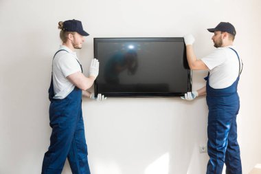 Teslimat manremove Tv duvarından bir daire için hareket etmek için. ulaşım, Tulum içinde erkek yükleyici profesyonel çalışan