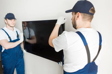 Teslimat manremove Tv duvarından bir daire için hareket etmek için. ulaşım, Tulum içinde erkek yükleyici profesyonel çalışan