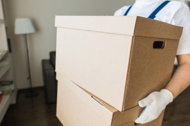 Bir daire için hareket etmek için karton kutular yükleme teslimatçı. ulaşım, Tulum içinde erkek yükleyici profesyonel çalışan