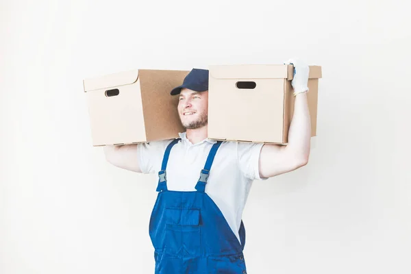 Consegna Forte Uomo Muscoloso Caricare Scatole Cartone Trasferimento Appartamento Lavoratore — Foto Stock