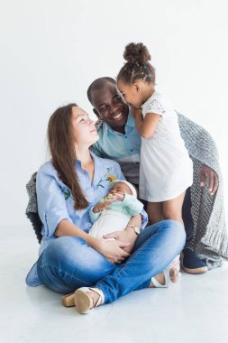 Sevgi dolu baba ailesiyle birlikte bir ekose kapsar. Mutlu çok ırklı bir aile. Aile değerleri