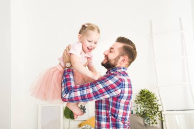 Sevimli küçük kız ve babası evde eğleniyor musun.