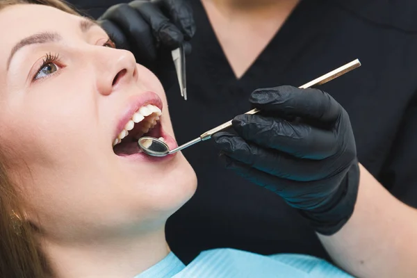 Clínica dentária. Recepção, exame do paciente. Cuidado com os dentes. Trabalho de estomatologista com paciente — Fotografia de Stock
