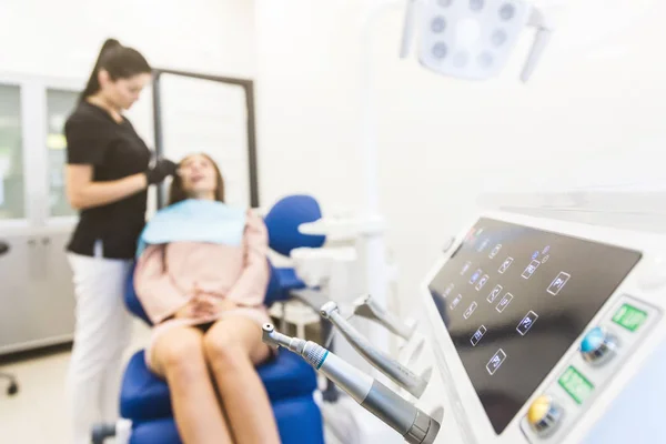 Clínica dentária. Recepção, exame do paciente. Cuidado com os dentes. Equipamento odontológico moderno . — Fotografia de Stock