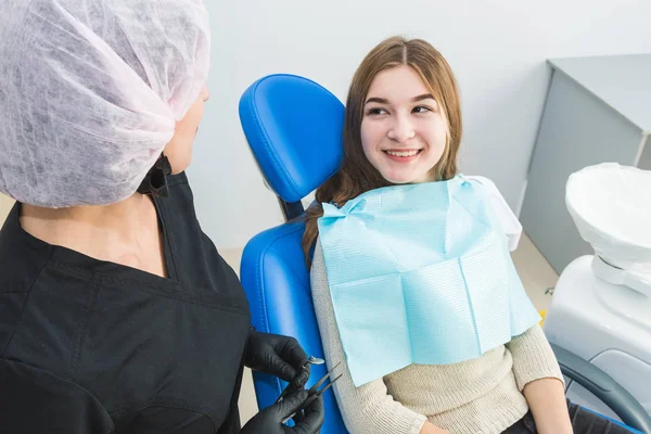 Dental Clinic Reception Examination Patient Teeth Care Dentist Smiling Patient — Stock Photo, Image