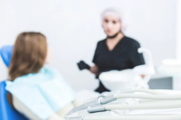 Clínica dentária. Recepção, exame do paciente. Cuidado com os dentes. Dentista feminina em consultório odontológico conversando com paciente menina . — Fotografia de Stock