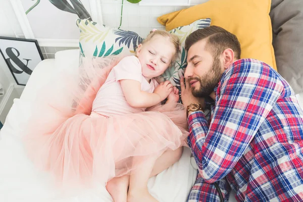 Padre e hija durmiendo juntos en la cama . — Foto de Stock