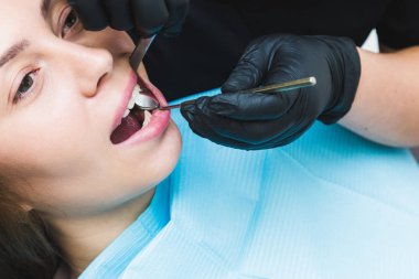 Diş Kliniği. Resepsiyon, hastanın incelenmesi. Diş Bakımı. Stomatologist hasta ile çalışma