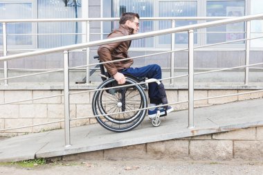 Adam tekerlekli sandalye kullanmak bir tekerlekli sandalye rampası.