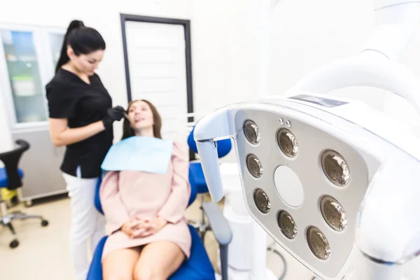 Clínica dental. Recepción, examen del paciente. Cuidado de los dientes. Equipos dentales modernos . — Foto de Stock