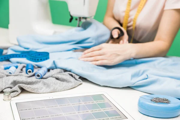 Nähwerkstatt. Näherin bei der Arbeit. junge Frau arbeitet mit Nähmaschine. — Stockfoto