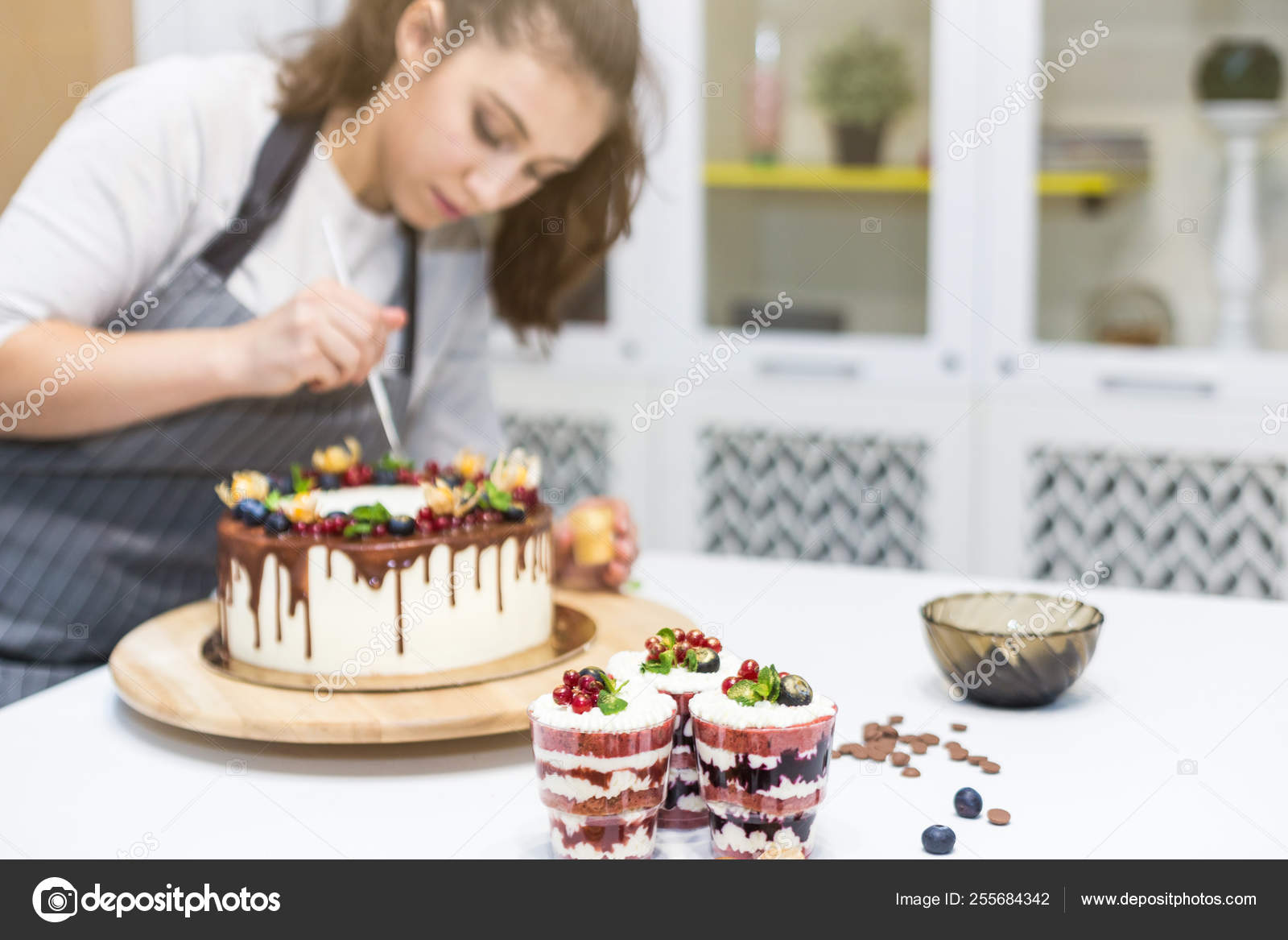 Decoration Du Dessert Fini Le Chef Patissier Saupoudre Les Confiseries De Poudre Jaune Le Concept De Patisserie Maison Gateaux De Cuisine Image Libre De Droit Par Ufalab C Decoration Du Dessert Fini Le Chef Patissier Saupoudre Les Confiseries De Poudre Jaune Le Concept De Patisserie Maison Gateaux De Cuisine Image Libre De Droit Par Ufalab C