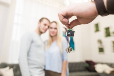 Güzel bir genç çift bir emlakçı yeni daire anahtarlarını alır.
