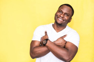 kollu yakışıklı Afro-Amerikan erkek geçti.