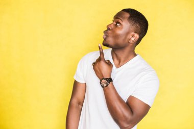 Yakışıklı Afrikalı Amerikalı adam boş kopya uzayda önefinger ile gösterir.