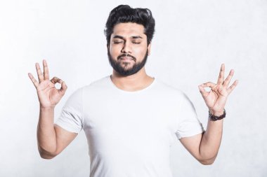 Yakışıklı genç adam ok işareti gösterir. Vücut dili konsepti.