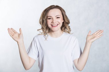 Eller tarafından büyük bir jest gösteren güzel genç kadın.